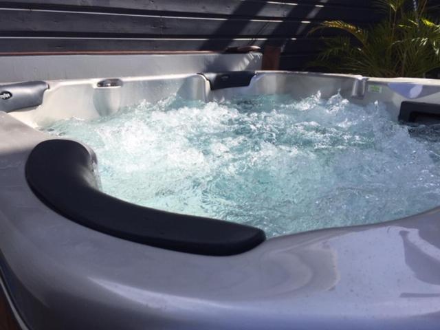 Nicole Residence Avec Piscine Chauffee & Jacuzzi Saint-Andre Εξωτερικό φωτογραφία