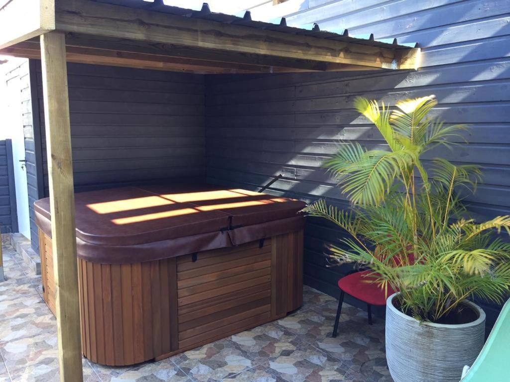 Nicole Residence Avec Piscine Chauffee & Jacuzzi Saint-Andre Εξωτερικό φωτογραφία
